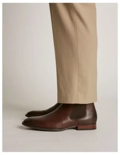 Aquila Dakota Leather Chelsea Boots in Brown