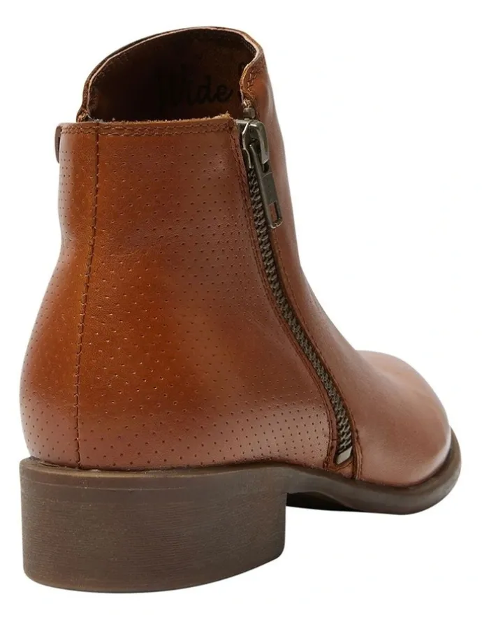 Wide Steps Lorenzo Leather Boots in Mid Brown